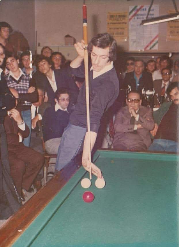 ΦΩΤΟΓΡΑΦΙΑ τού 1976 τραβηγμένη σε αίθουσα Μπιλιάρδου τής πόλης
MAZARA DEL VALLO στην δυτική ΣΙΚΕΛΙΑ...
Πρωταγωνιστής στην φωτογραφία ο GIUSEPPE FERRARA, ο βετεράνος, αλλά στις επάλξεις μέχρι και σήμερα πρωταγωνιστής τού Ιταλικού, all around Μπιλιάρδου